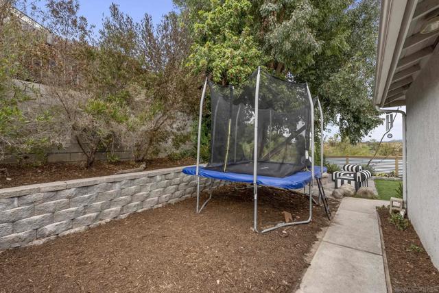 310 Bluff Wy, Oceanside CA: https://media.crmls.org/mediaz/1ad4bd06-82f4-4e10-949d-db135daa70fb.jpg