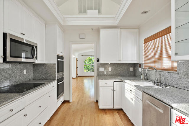 1710 Santa Paula Place, Glendale CA: https://media.crmls.org/mediaz/1ad6028d-cbcd-4694-8b80-e57b431a465b.jpg