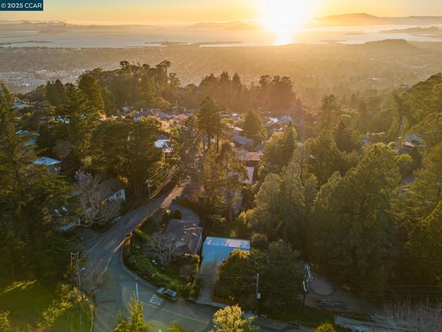 230 Fairlawn Dr, Berkeley CA: https://media.crmls.org/mediaz/1ad6ae6b-6d44-403f-9463-6726878b03f9.jpg