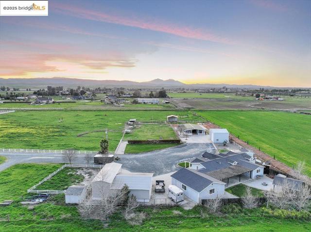 4985 Bixler Road, Byron CA: https://media.crmls.org/mediaz/1ad73505-1ce5-4536-b2bc-419a37cd6fa6.jpg