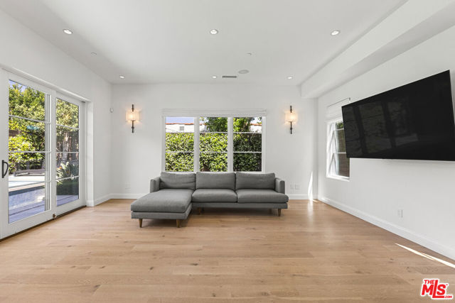 530 N Alta Vista Boulevard, Los Angeles CA: https://media.crmls.org/mediaz/1ad98d63-c5c5-4a92-86ff-c70316045f61.jpg