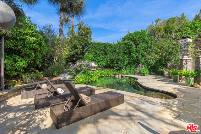 10155 Valley Spring Lane, Toluca Lake CA: https://media.crmls.org/mediaz/1ad99e53-e0af-496c-91ec-efa8fd28511e.jpg