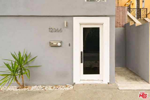 12366 Laurel Terrace Drive, Studio City CA: https://media.crmls.org/mediaz/1ad9af15-338c-47b9-9070-c624767b1bc0.jpg