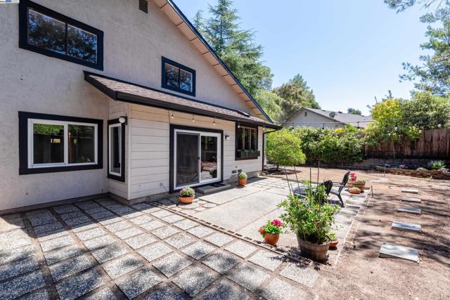 5644 ALHAMBRA HILLS CT, Martinez CA: https://media.crmls.org/mediaz/1adb180d-c5b5-4f0f-914e-cae3707a0e58.jpg