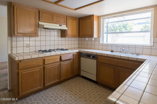 2517 Harriman Lane, Redondo Beach CA: https://media.crmls.org/mediaz/1adb5f90-0a7f-416d-a7d8-4687a8e388a3.jpg