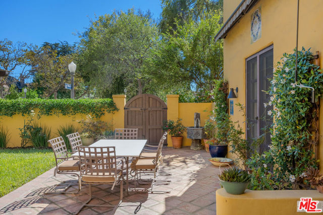 500 N Las Palmas Avenue, Los Angeles CA: https://media.crmls.org/mediaz/1adcebb9-c25c-4163-bc18-3937ad9eaffd.jpg