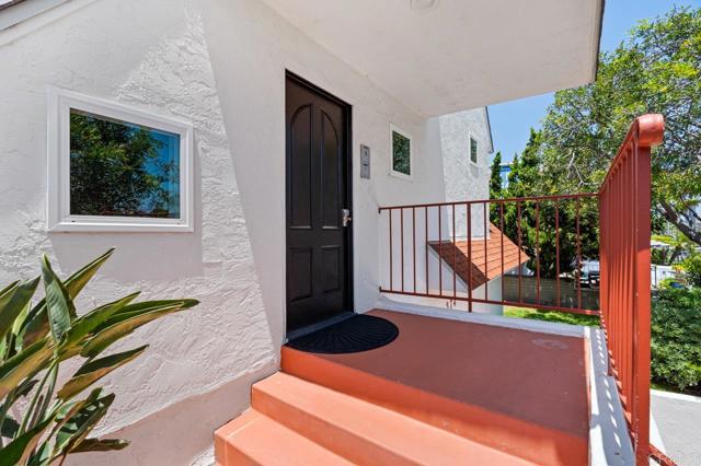 374 Orange Avenue, Coronado CA: https://media.crmls.org/mediaz/1add2ac0-7487-4b95-99df-91bdedc1ce22.jpg