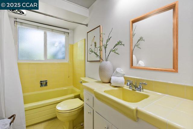1 Aspinwall Ct, Orinda CA: https://media.crmls.org/mediaz/1add7d40-8a9b-4bdb-8eed-41cb2c6087fc.jpg