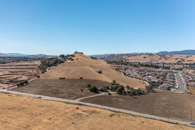 120 Enterprise Road, Hollister CA: https://media.crmls.org/mediaz/1add8377-f616-491c-92f3-94972a9bca4c.jpg