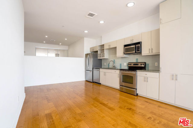 3810 Wilshire Boulevard, Los Angeles CA: https://media.crmls.org/mediaz/1addebb4-ec0f-4473-a9d8-51c5a1057212.jpg