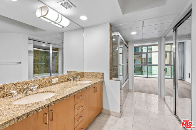 13700 Marina Pointe Drive, Marina del Rey CA: https://media.crmls.org/mediaz/1ade6347-96d4-4b96-8b37-3d2cccd92556.jpg