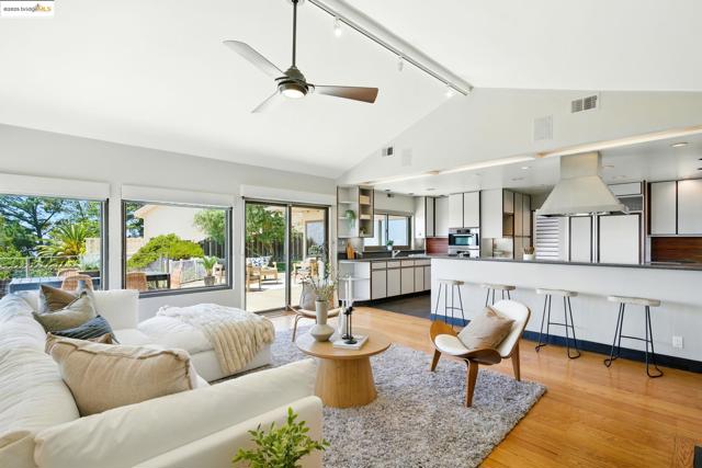 25 Holyrood Manor, Oakland CA: https://media.crmls.org/mediaz/1ade73d5-ee84-4173-943a-84e5342dc9b3.jpg