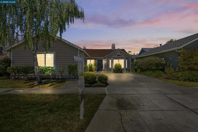 39 Crane Ct, Alameda CA: https://media.crmls.org/mediaz/1ae07a94-9626-41e8-b82a-f2c6789f91e2.jpg