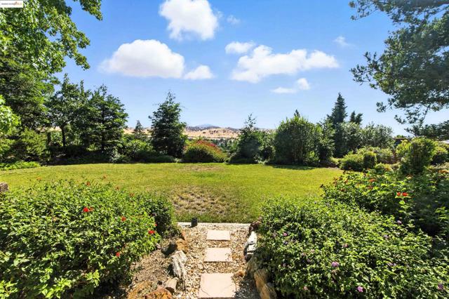 3112 View Drive, Antioch CA: https://media.crmls.org/mediaz/1ae09f9d-79ac-465a-8cf8-27f81018a389.jpg