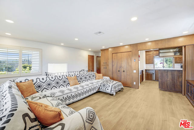 6409 Graves Avenue, Lake Balboa CA: https://media.crmls.org/mediaz/1ae53eb5-ae63-4648-b80c-bd8f21c25d34.jpg