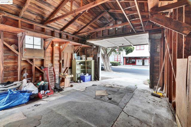536 Pomona Ave, Albany CA: https://media.crmls.org/mediaz/1ae58331-404f-4370-8e0a-ddfc5545bc50.jpg