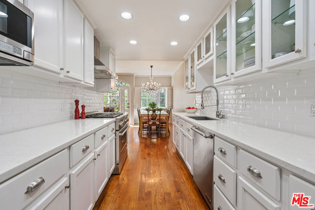 120 N Swall Drive, Los Angeles CA: https://media.crmls.org/mediaz/1ae5e23e-4d3e-401b-8de4-3defa2f551d7.jpg