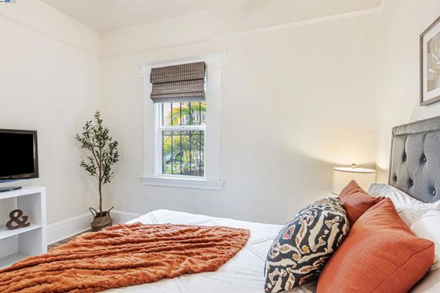 2211 24Th Ave, Oakland CA: https://media.crmls.org/mediaz/1ae719ce-8739-4632-ad2d-57c5e45f85df.jpg