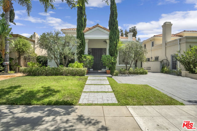 116 N Palm Drive, Beverly Hills CA: https://media.crmls.org/mediaz/1ae799e1-070e-4fc2-b1b1-4b7ea743afda.jpg