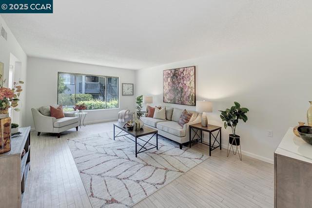 1517 Oakmont, Walnut Creek CA: https://media.crmls.org/mediaz/1ae856dc-a3ae-4e0a-a403-6d75ba201d45.jpg