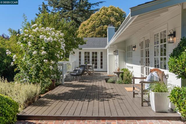 645 Los Palos Dr, Lafayette CA: https://media.crmls.org/mediaz/1ae9be2f-586a-4c65-a22c-96256314e7f5.jpg