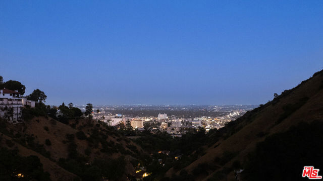 2247 Chelan Place, Los Angeles CA: https://media.crmls.org/mediaz/1ae9e11a-438b-42a3-8558-c91e2b8aeb27.jpg