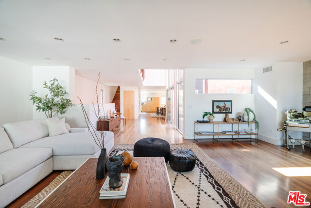 1320 Abbot Kinney Boulevard, Venice CA: https://media.crmls.org/mediaz/1ae9fda8-9418-4959-a779-9416549e0c71.jpg