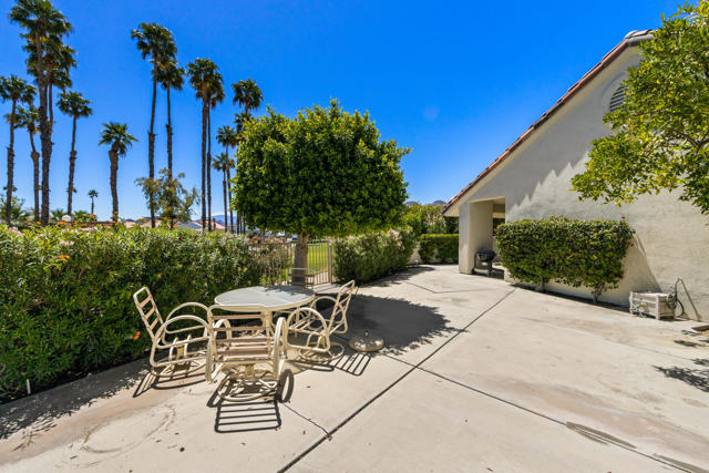43870 Via Granada, Palm Desert CA: https://media.crmls.org/mediaz/1aea9249-1751-4ddf-abb1-91cc4c161c26.jpg