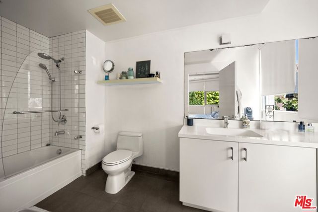 2400 Corinth Avenue, Los Angeles CA: https://media.crmls.org/mediaz/1aeaf1d2-eef1-4637-a79e-40c34157505c.jpg