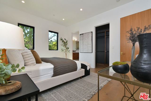 4544 Woodley Avenue, Encino CA: https://media.crmls.org/mediaz/1aeb5c79-a86e-4ff2-be5b-262b36a2508a.jpg