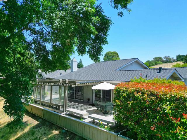 727 Paradise Valley Ct, Danville CA: https://media.crmls.org/mediaz/1aeb8823-6e63-4df0-be90-9fe481f80113.jpg