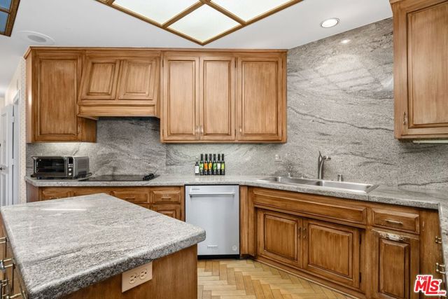 10114 Empyrean Way, Los Angeles CA: https://media.crmls.org/mediaz/1aeb8a3b-2f8a-4b92-a503-396686932328.jpg