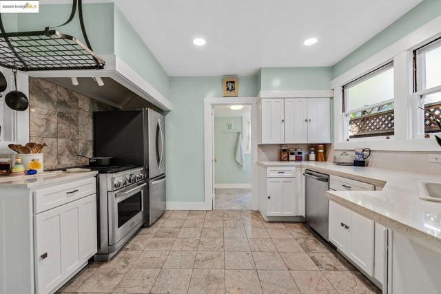 1047 Ranleigh Way, Piedmont CA: https://media.crmls.org/mediaz/1aec5a7d-3ad5-4603-99b1-3a63e0393195.jpg