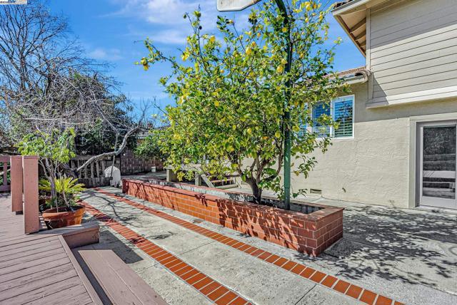 25660 Paul Ct, Hayward CA: https://media.crmls.org/mediaz/1aeccc80-4c30-46b7-9cd1-b690b7254c5b.jpg