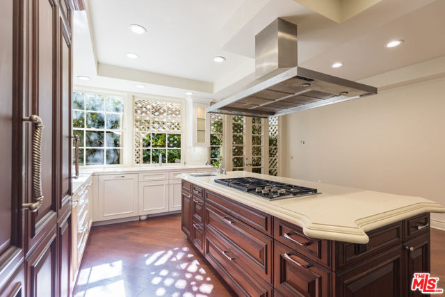 12386 Ridge Circle, Los Angeles CA: https://media.crmls.org/mediaz/1aee382e-d2b8-474a-82eb-b48be77aaafb.jpg