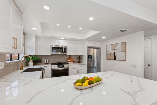 2512 Santa Ana Ave, Costa Mesa CA: https://media.crmls.org/mediaz/1aee836f-524d-44ab-a55b-5b200c1d570e.jpg
