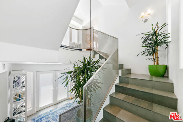 1341 Palisades Beach Road, Santa Monica CA: https://media.crmls.org/mediaz/1aee8920-2652-45bf-bdf8-9bb9f46efc04.jpg