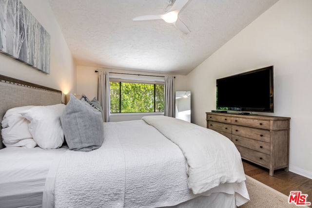 24417 Clipstone Street, Woodland Hills CA: https://media.crmls.org/mediaz/1aef0cdb-d5d2-4f22-867e-7b2846a65572.jpg