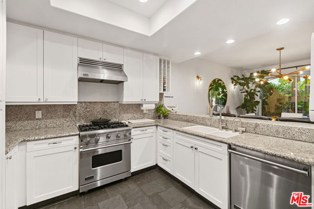 6477 Zuma View Place, Malibu CA: https://media.crmls.org/mediaz/1af031d8-5211-4bbc-a2b6-026ddaaa0a1d.jpg