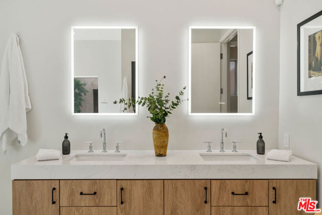 7209 Sunnydip Trail, Los Angeles CA: https://media.crmls.org/mediaz/1af03cfa-1cde-4b05-83b7-113085458e7d.jpg