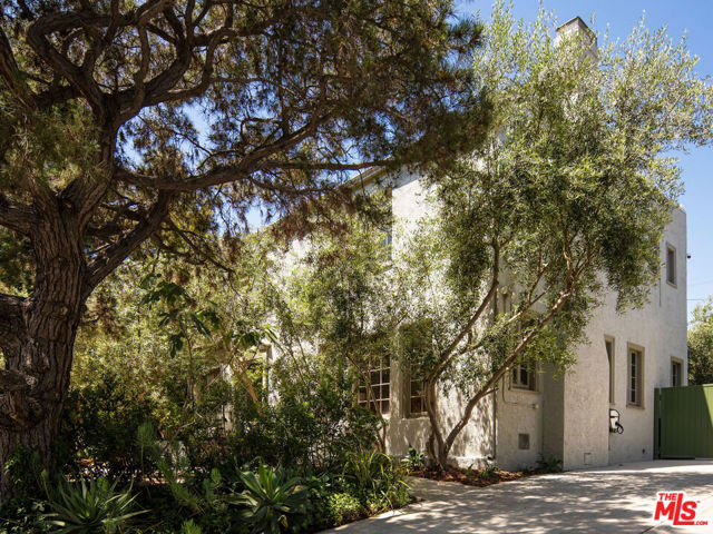 131 S Arden Boulevard, Los Angeles CA: https://media.crmls.org/mediaz/1af08bc1-e186-4032-b77e-a383f00f910f.jpg