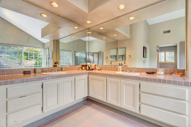 32834 Barrett Drive, Westlake Village CA: https://media.crmls.org/mediaz/1af10821-62da-4bd4-b907-f9ac4ec4662d.jpg
