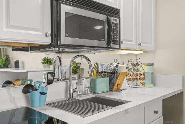 1021 Scott St, San Diego CA: https://media.crmls.org/mediaz/1af1b390-46b8-4f8a-b2b9-de6fdb2b3652.jpg