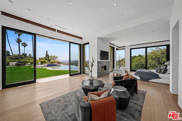 455 Castle Place, Beverly Hills CA: https://media.crmls.org/mediaz/1af2aea3-5ec2-4bec-b799-6d0ffeef978e.jpg