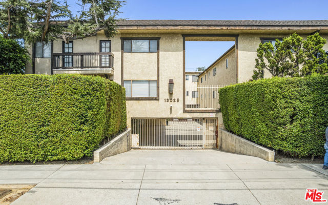 13021 Moorpark Street, Studio City CA: https://media.crmls.org/mediaz/1af2fcdd-bebb-4534-9747-63f9cfb49961.jpg