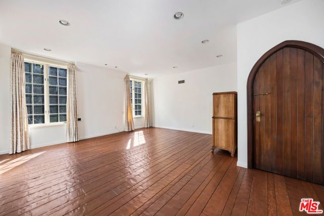 2562 Mandeville Canyon Road, Los Angeles CA: https://media.crmls.org/mediaz/1af35576-2f3d-476e-afad-9c78b04ed639.jpg