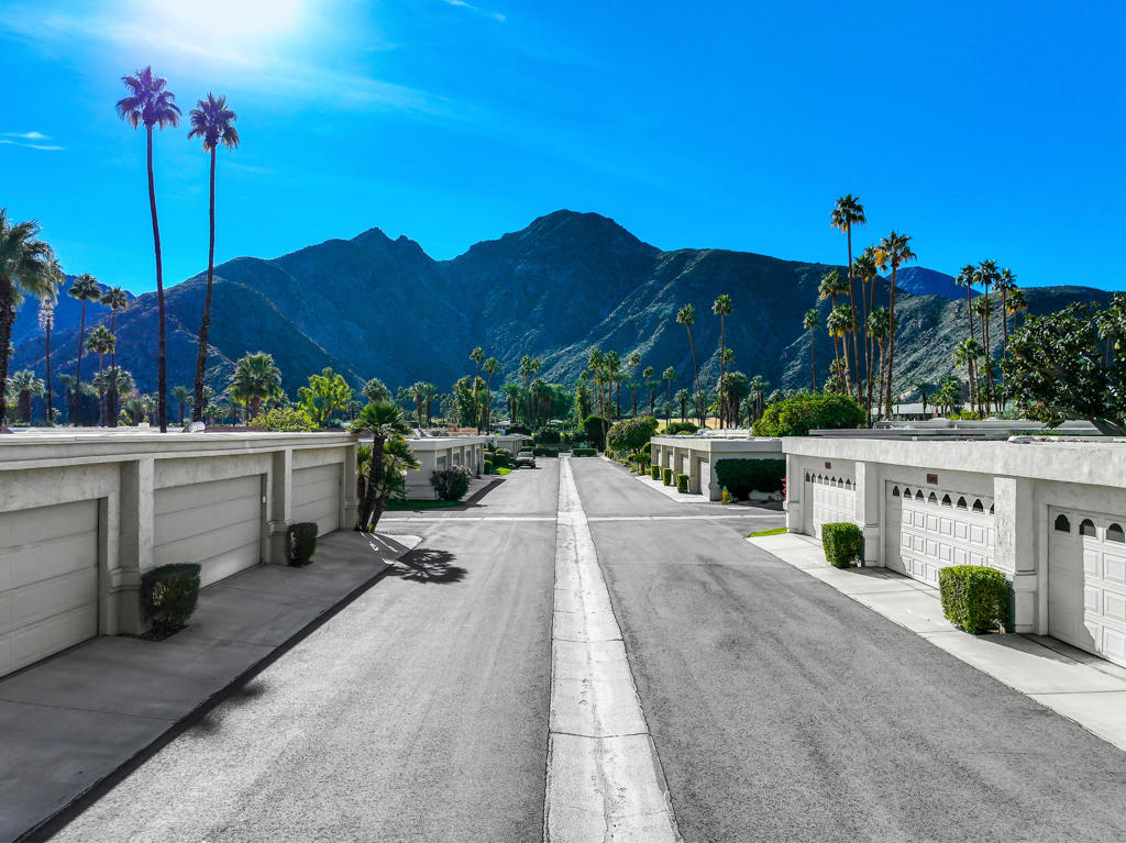 https://media.crmls.org/mediaz/1af40c04-679d-44df-90bb-c06f22f3178b.jpg?preset=X-Large