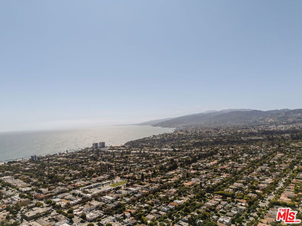 https://media.crmls.org/mediaz/1af43fca-2936-4a54-b346-486c36ce171a.jpg?preset=X-Large