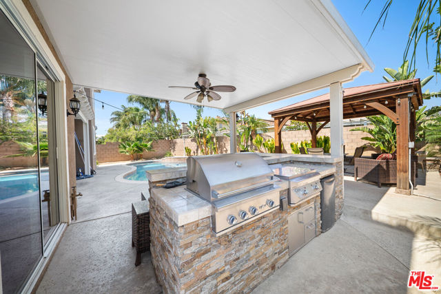 11501 Trailrun Court, Riverside CA: https://media.crmls.org/mediaz/1af59ed0-debc-48da-ab98-96f21bb7a1d4.jpg