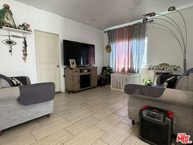 8910 Noble Avenue, North Hills CA: https://media.crmls.org/mediaz/1af5e883-2b85-427e-bbfb-d959af0e78bf.jpg